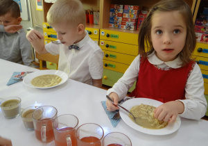 Dzieci podczas posiłku